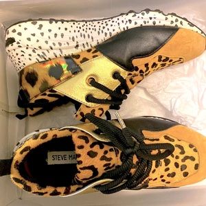 7.5W Steve Madden Cliff Animal Sneaker with Purse